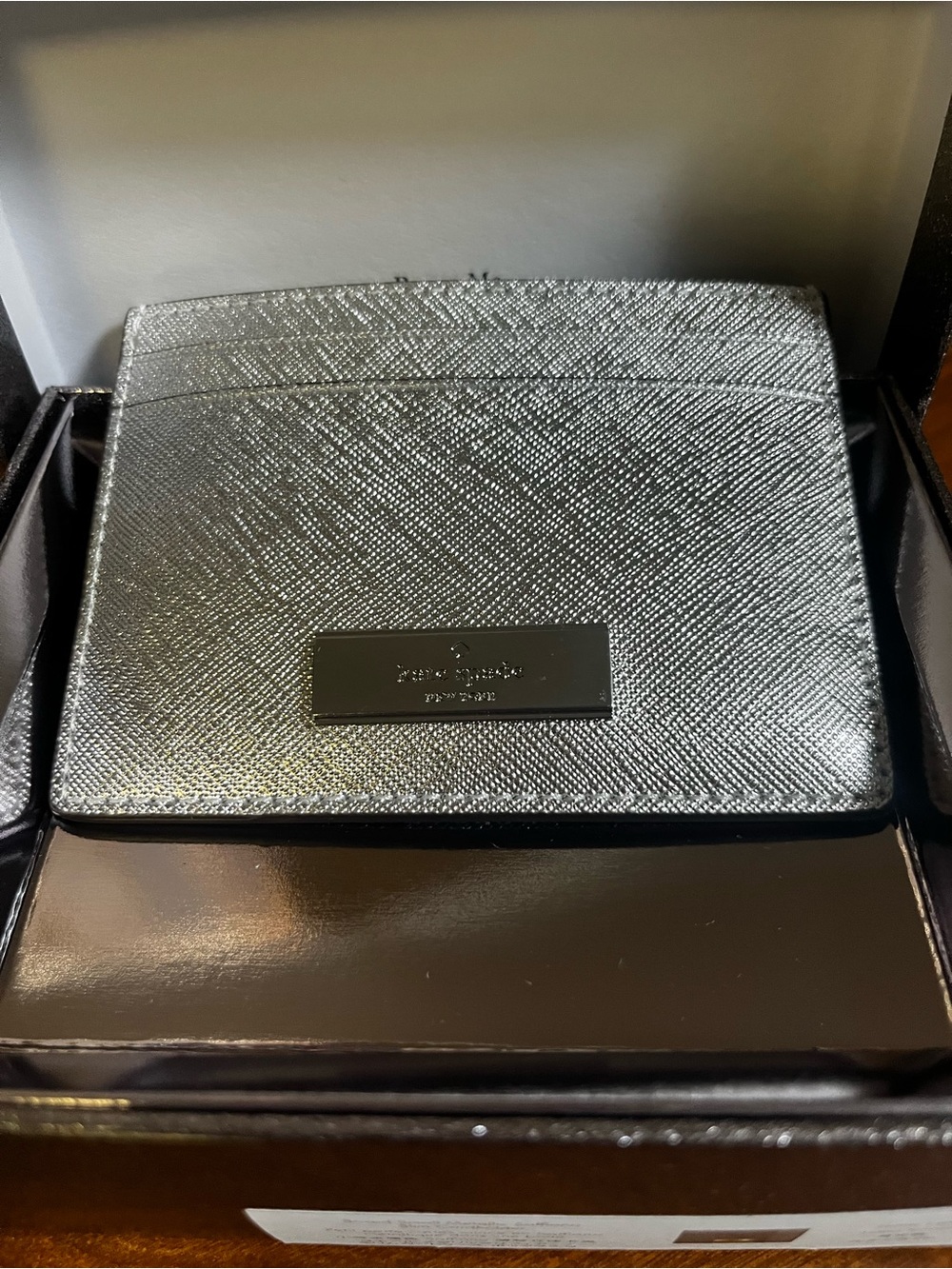 kate spade Kenzie Silver Metallic Cardholder NWT - Picture 3 of 5
